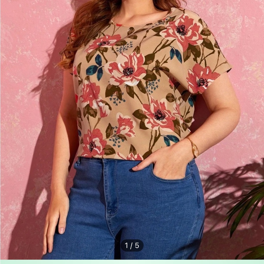 🌸Floral Short Sleeve Keyhole Back Blouse🌸 - Picture 3 of 4